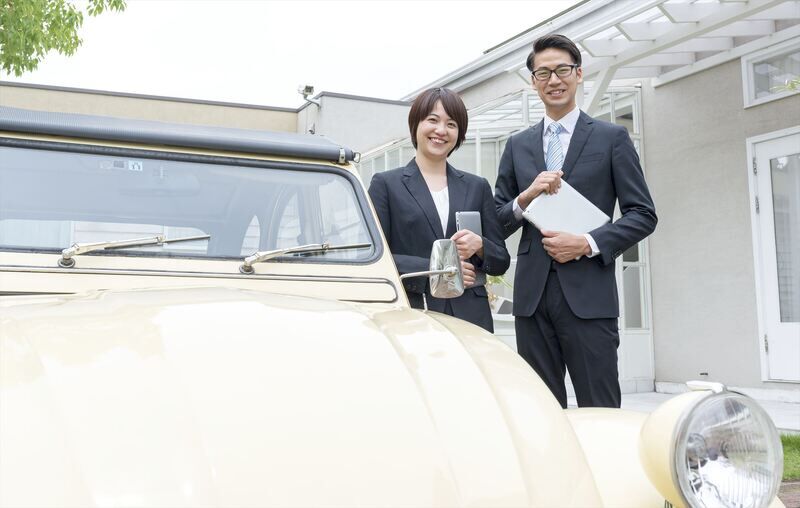車の販売スタッフたち